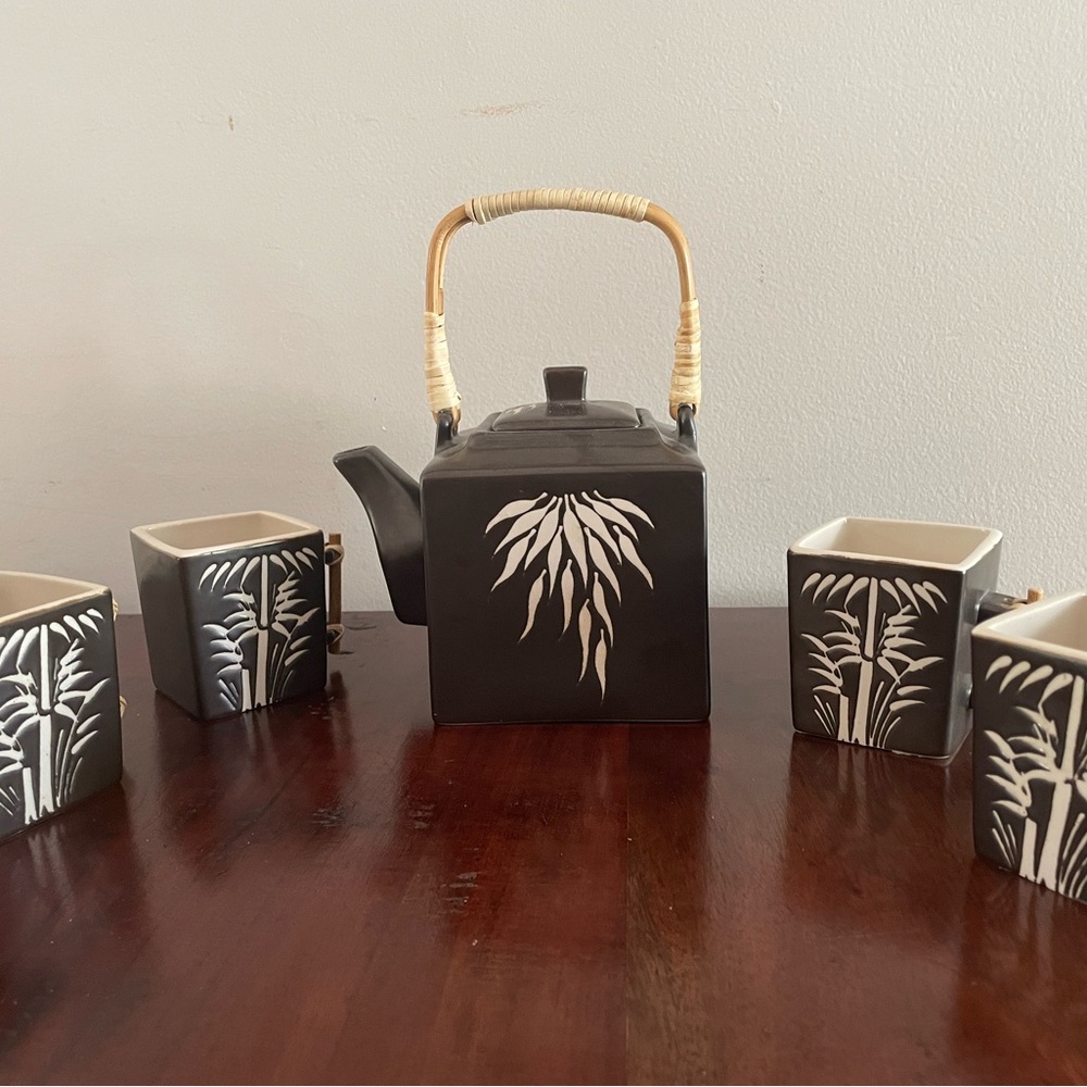 NWT Japanese style tea pot with 4 cups. Never used.